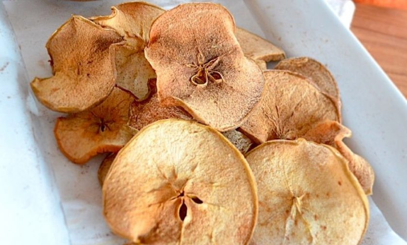 1. Этап. Чипсы из яблок: 3. Готовые яблочные чипсы переложите с противня и ешьте холодными.