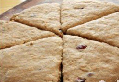 1. Этап. Имбирное печенье с клюквой: 4. Нарезать круг на треугольнички, выложить печенье на противень. Поместить противень в другой противень, чтобы предохранить печенье от пригорания дна. Выпекать в течение 20 минут, до золотисто-коричневого цвета. Дать печенью остыть на стойке.