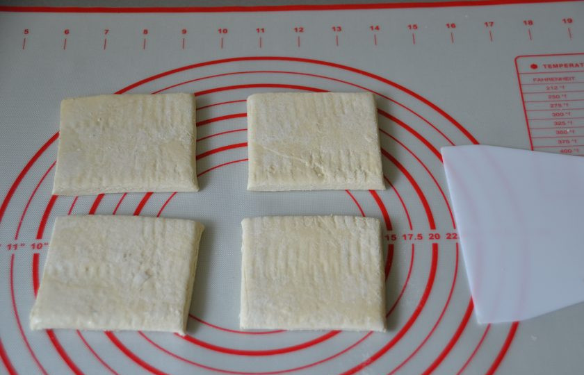 1. Этап. Яблоки в платочках: Разделите тесто на 4 части.