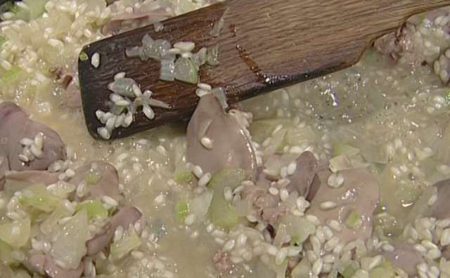 1. Этап. Ризотто с печенью: Кладем соль, вливаем вино и даем рису чуть покипеть.