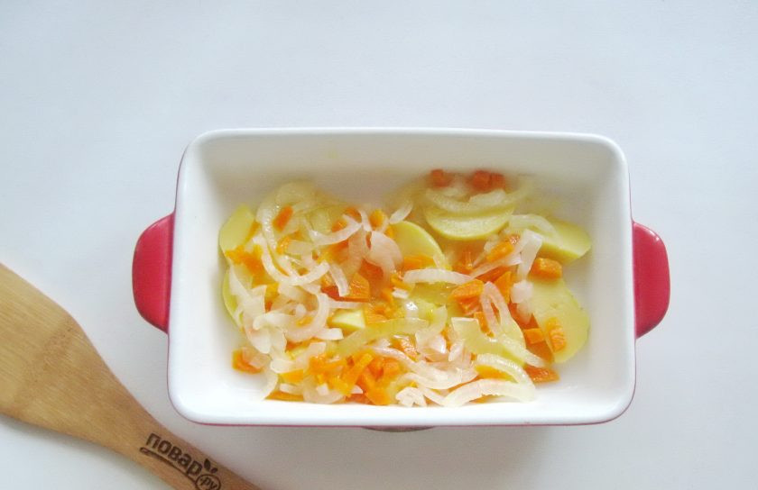 1. Этап. Скумбрия в молоке: После выложите овощи в огнеупорную форму и немного посолите. Можно добавить специи.