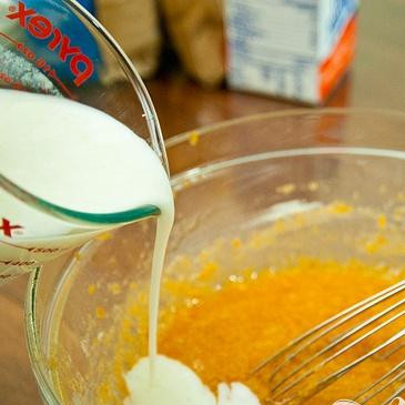 1. Этап. Пудинг с хурмой: 3. Добавить 1/4 пахты в смесь хурмы.