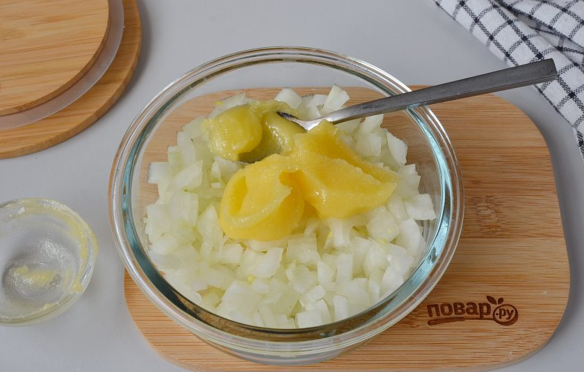 1. Этап. Репчатый лук от кашля: Добавьте мед.