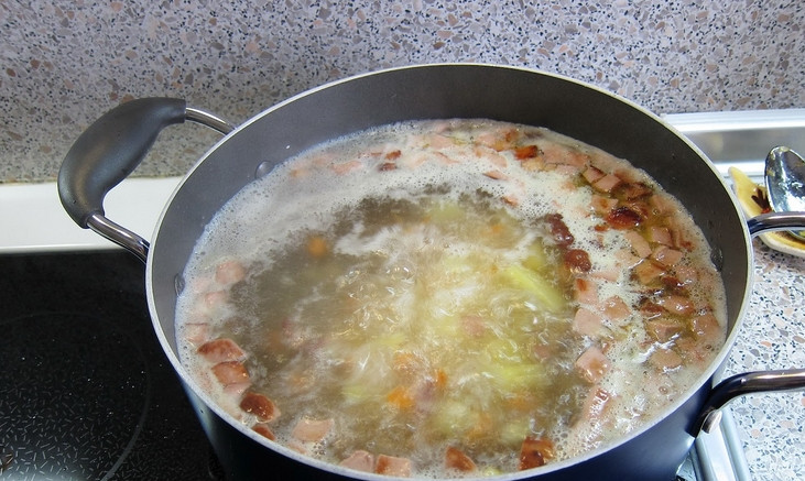 1. Этап. Солянка с маслинами: Добавьте овощи и колбасу в кастрюлю к картофелю. Варите до готовности картофеля.