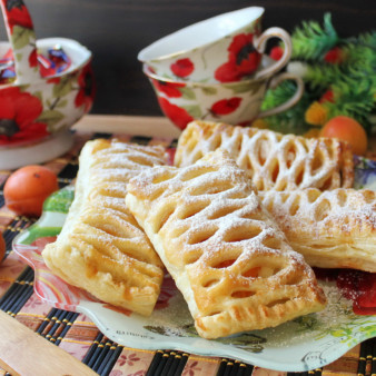 Слойки с творогом и абрикосами