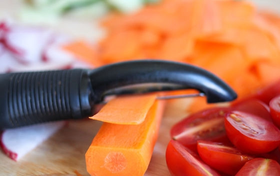 1. Этап. Салат из редиса: 1. Морковь мою и очищаю, затем нарезаю тонкими пластинками с помощью овощерезки, черри мою и разрезаю на 2 или 4 части.