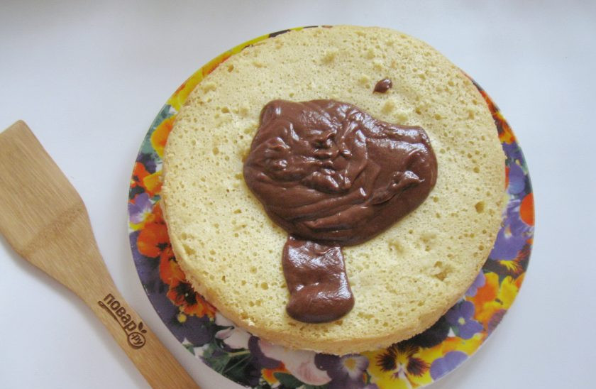 1. Этап. Бостонский кремовый пирог: Верхний корж и бока торта смажьте шоколадной глазурью.