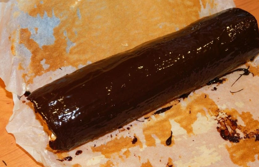 1. Этап. Бисквитный рулет с бананом: Сверху рулет смажьте растопленным шоколадом и уберите в холодильник, чтобы он немного застыл.