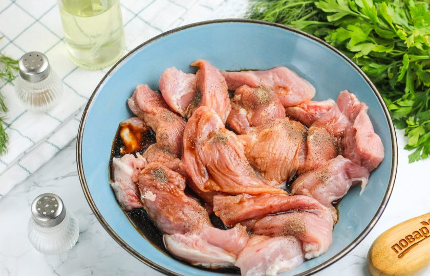 1. Этап. Свиная лопатка на сковороде: Добавьте соевый соус, соль и молотый черный перец. По желанию — и другие специи и пряности. Тщательно все перемешайте и оставьте на 1 час при комнатной температуре.