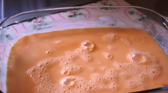 1. Этап. Омлет классический в духовке: Жаропрочную форму смажьте маслом. Влейте в неё яичную массу.