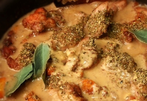 1. Этап. Фрикасе из кролика: 6. Заливаем сливками или молоком средней жирности. Добавляем лавровый лист и накрываем крышкой. Тушим мясо до полной готовности на слабом огне. На это уходит около часа времени.