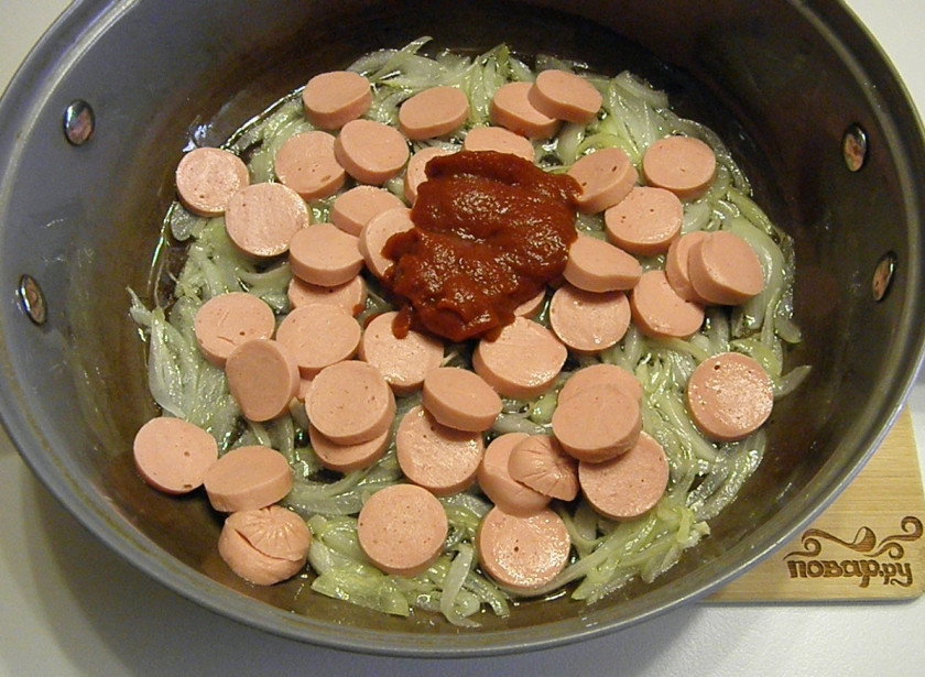 1. Этап. Солянка из квашеной капусты: К полуготовому луку добавьте сосиски и томатную пасту, обжарьте пару минут. Добавьте квашенную капусту, перец черный и соль, если нужно. Перемешайте, влейте воду и протушите до мягкости под крышкой.