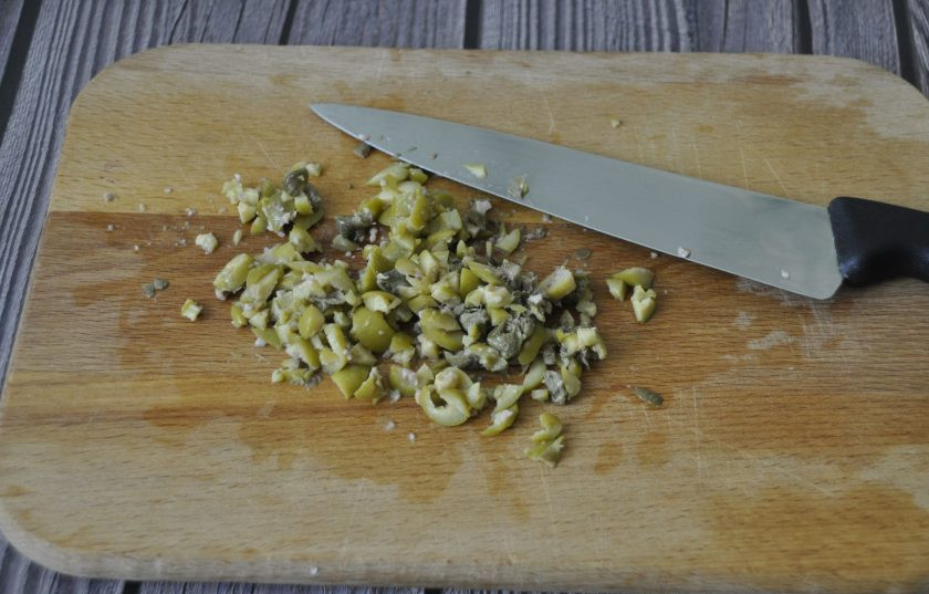 1. Этап. Пенне с лососем: Измельчите оливки и каперсы.