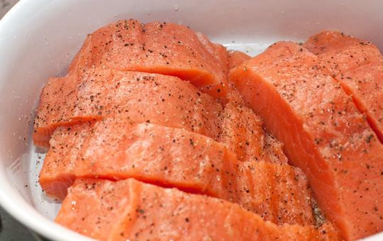 1. Этап. Лосось в сливочном соусе: Филе лосося нарезаем порционными кусочками шириной примерно в 5-6 см. Кладем в глубокую форму для запекания. Солим, перчим, сбрызгиваем лимонным соком.