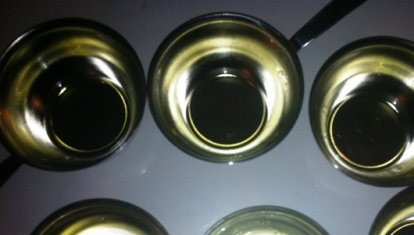 1. Этап. Жульен с мидиями и овощами: Кокотницы смажем оливковым маслом.