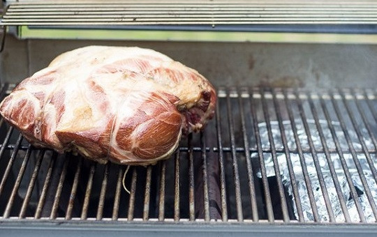 1. Этап. Ветчина без ветчинницы: 5. Или же отправьте в коптильню, если таковая имеется под рукой.