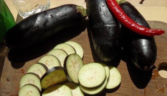 1. Этап. Острые баклажаны по-грузински: Баклажаны моем и режем колечками.