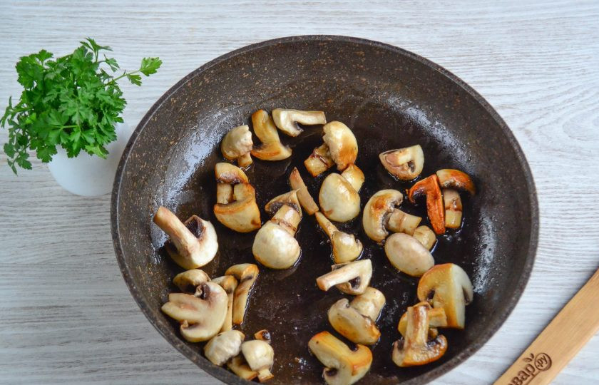 1. Этап. Тыква с грибами в духовке: Обжарьте грибы в растительном масле до золотистой корочки. Посолите и поперчите по вкусу.