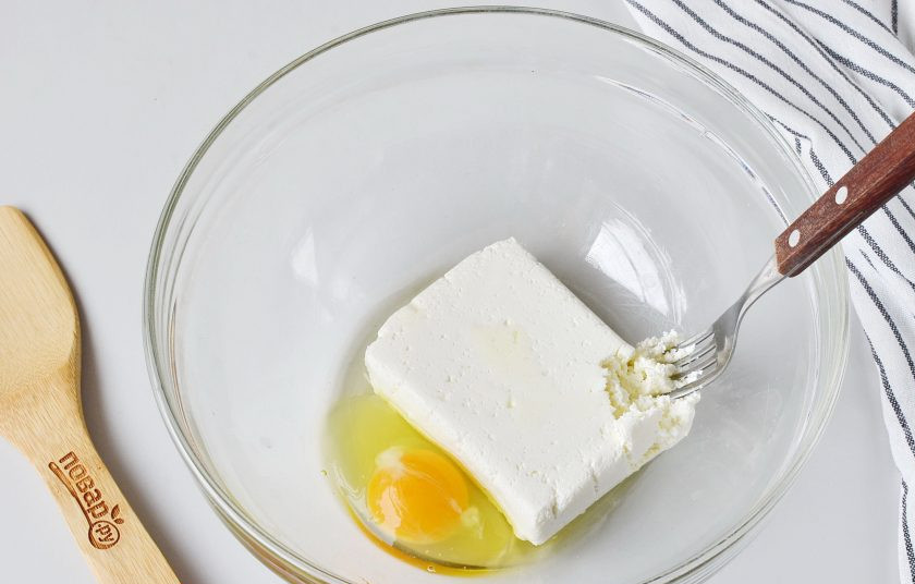 1. Этап. Ленивые вареники из рикотты: Рикотту соедините с яйцом, это удобно делать вилочкой.