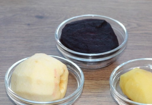 1. Этап. Желейная шуба в тарталетках: 3. Овощи, яблоко и яйцо очищаем.