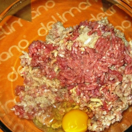 1. Этап. Свиные зразы: В полученный фарш добавляем яйцо, соль и перец. Теперь фарш необходимо хорошенько вымесить - чем качественнее это сделаем, тем нежнее будут зразы.