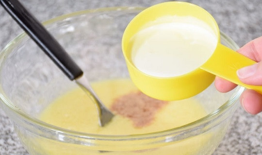 1. Этап. Печенье с фруктами: 3. Выложите сметану и снова взбейте.