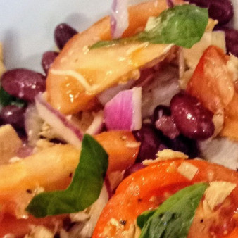 Салат из тунца, фасоли и помидоров