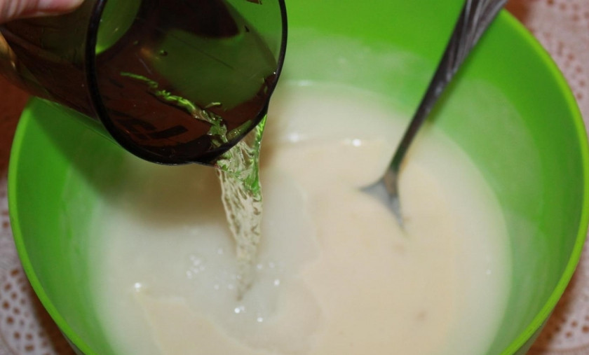 1. Этап. Дрожжевое тесто без опары: 6. Остальную воду подогреваю немного, затем вливаю к тесту.