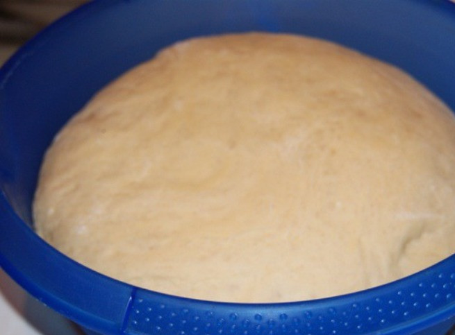 1. Этап. Корзинки на пасху: Растворите дрожжи в небольшом количестве теплого молока и дайте минут 10 постоять. Остальное молоко смешайте с взбитым яйцом, сахаром, солью, водой, мукой и подоспевшими дрожжами. Замесите тесто и оставьте его подходить в течение часа.