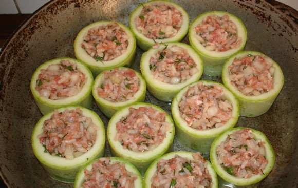 1. Этап. Жареные кабачки с мясом: Наполняем кабачки начинкой. И обжариваем на сковороде 5-7 минут.