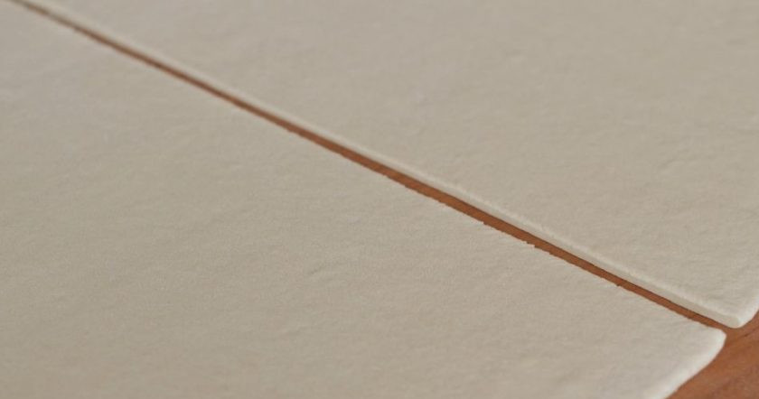 1. Этап. Слоеное тесто без яиц: Раскатываем тесто в прямоугольный пласт и делим ножом пополам.