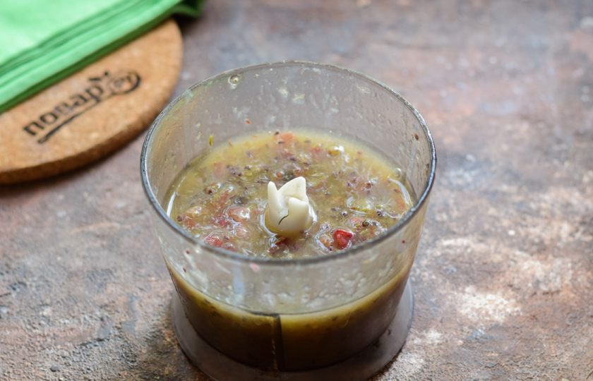 1. Этап. Варенье из крыжовника с пектином: Измельчите крыжовник в блендере.