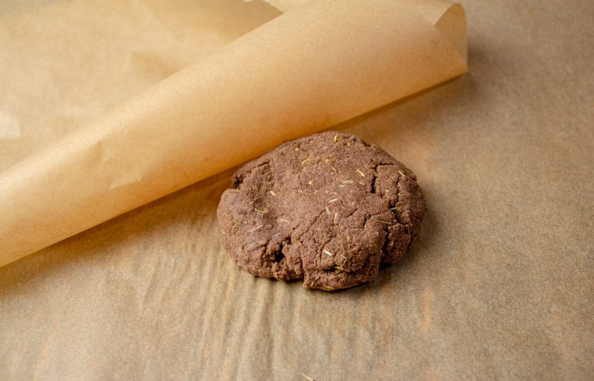 1. Этап. Льняные лепешки: Разделите тесто на 4-5 частей. На лист пергамента выложите кружочек теста.