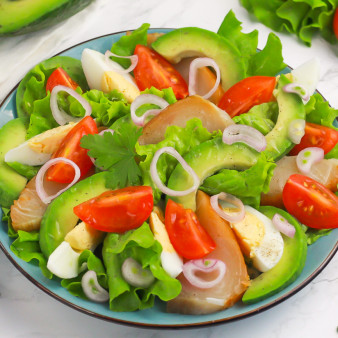 Салат с копченой треской и авокадо