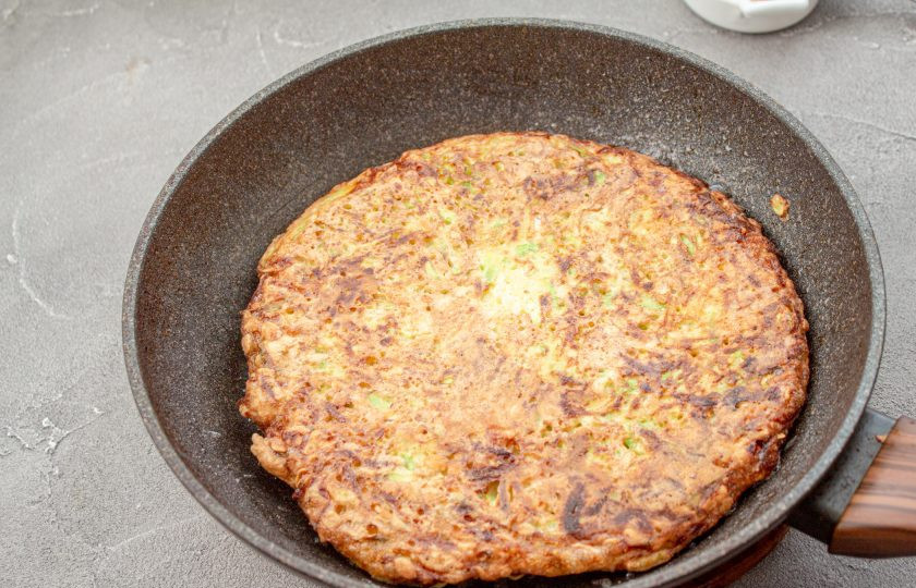 1. Этап. Пицца из кабачков без муки на сковороде: При помощи лопатки аккуратно переверните кабачковую лепешку.