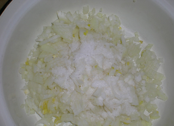 1. Этап. Татарские пирожки с мясом: 2. Далее можно заниматься начинкой. Луковицу измельчить и присыпать небольшим количеством соли. Слегка помять, чтобы он лук стал мягким.