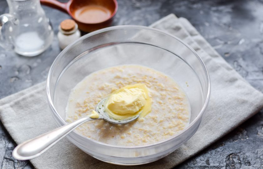 1. Этап. Овсянка без варки: Спустя время добавьте в кашу сливочное масло, перемешайте и подавайте к столу.