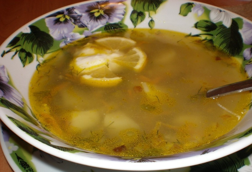 1. Этап. Боцманский суп: 4. Когда добавите в кастрюлю яйца и овощную смесь (не забудьте про морскую капусту), все вместе проварите еще 5-10 минут, добавив специи и зелень по вкусу. А затем подавайте к столу, украсив порцию долькой лимона!