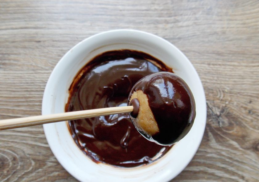 1. Этап. Кейк попсы из печенья: В миску с растопленным шоколадом добавьте оставшийся шоколад и растопите на водяной бане. Окуните кейк попсы в растопленный шоколад.