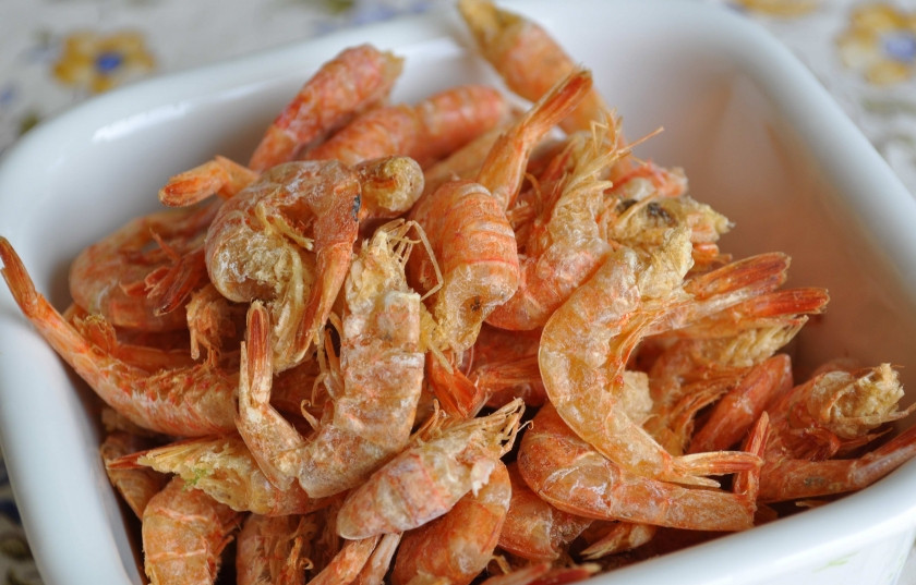 1. Этап. Cушеные креветки: Подготовьте сушеные креветки. Если они продавались целыми, тогда головы обрежьте и удалите панцирь.