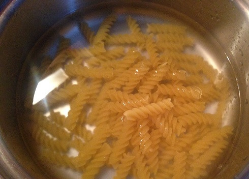 1. Этап. Паста по-турецки с кефиром, луком и соленым сыром: 1. Макароны ставим вариться в кипящей подсоленной воде согласно инструкции, но не довариваем до указанного на упаковке времени 1 минуту.