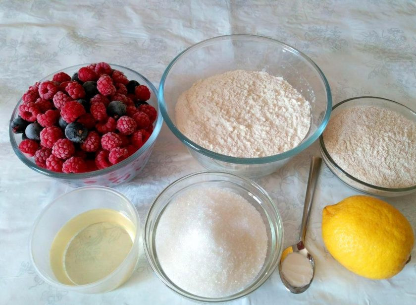 1. Этап. Лимонный крамбл с ягодами: Приготовление лимонного крамбла начните с подготовки необходимых продуктов. В данном случае для начинки выбраны малина и чёрная смородина, однако, подойдут практически любые свежие или замороженные ягоды.