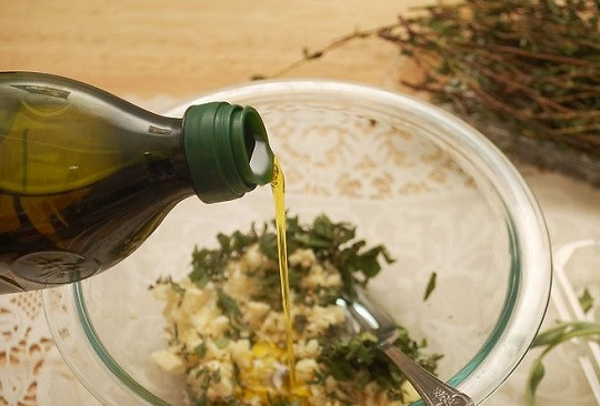 1. Этап. Грибы в фольге на гриле: 2. В глубокой мисочке соедините измельченный чеснок, зелень, масло. Добавьте соль и перец, перемешайте.