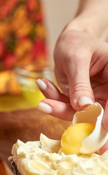 1. Этап. Сливочный баклажан: Сделать в сыре углубление и положить желток.