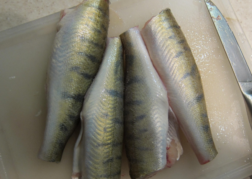 1. Этап. Судак в духовке под сметанным соусом: 2. Разрезаю брюхо, удаляю все внутренности, тщательно промываю рыбу под проточной водой.