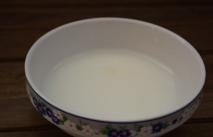 1. Этап. Кисель из варенья и крахмала: В емкости смешайте 2 ст. ложки крахмала с 3-4 ст. ложками холодной воды. Размешайте, чтоб масса была однородной. Введите ее в кипящий компот.