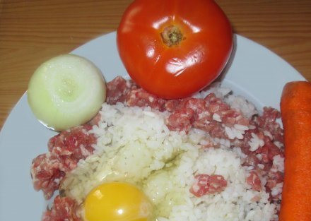 1. Этап. Ежики на сковороде: 1. Подготовим ингредиенты. Фарш смешаем с яйцом и рисом, добавим соль и перец. Тщательно перемешаем.