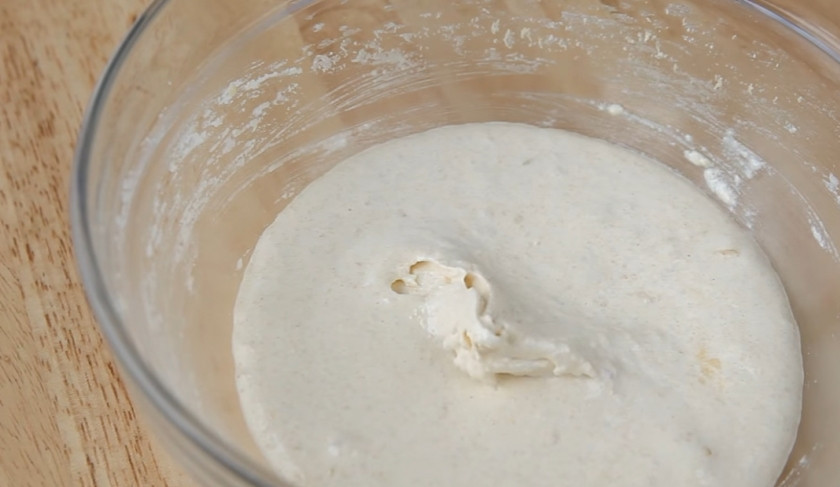 1. Этап. Рулет лимонный: 2. Желтки отделите от белков, добавьте половину сахара и взбейте до бела. Добавьте ванилин и цедру лимона, миндаль и муку, все хорошо перемешайте.