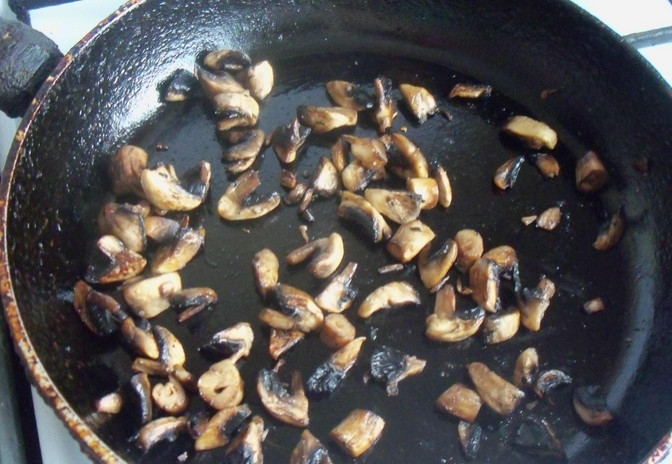 1. Этап. Шампиньоны жареные со сметаной: Разогреваем в сковороде сливочное масло. Засыпаем грибочки. Обжариваем на медленном огне, чтобы 