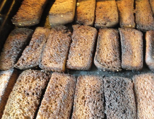 1. Этап. Квас из меда: Хлеб режем кусочками и подсушиваем в духовке до легкой, черной корочки.